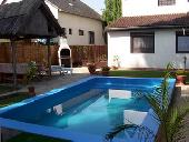 Sz�nvonalas csal�di h�z medenc�vel a Balatont�l 30 m-re kiad�.